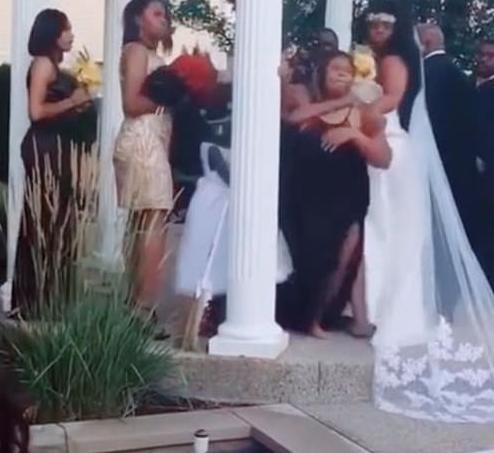 婚礼|外国女闯黑人婚礼，朝新郎喊“我怀着你孩子”，新娘女儿破口大骂