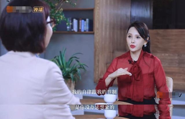 在一个访谈节目中,伊能静有说到自己是个高龄妈妈,和女儿米粒相差接近