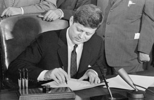 杰奎琳肯尼迪|肯尼迪遇刺后，第一个冲上去挡子弹的保镖，后来却过上这种日子