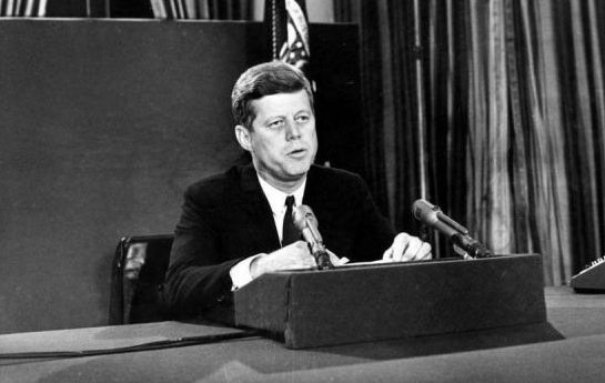 杰奎琳肯尼迪|肯尼迪遇刺后，第一个冲上去挡子弹的保镖，后来却过上这种日子