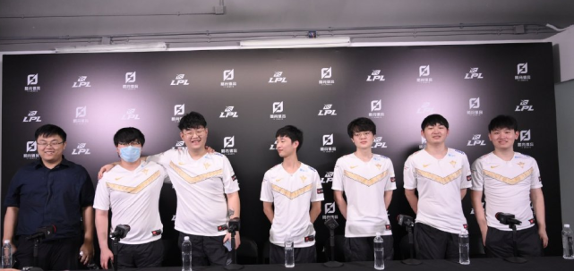 LPL：Y4没能上场？V5翻盘WE，赛后采访Samd很感激Y4