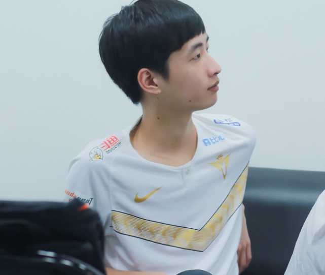 LPL：Y4没能上场？V5翻盘WE，赛后采访Samd很感激Y4