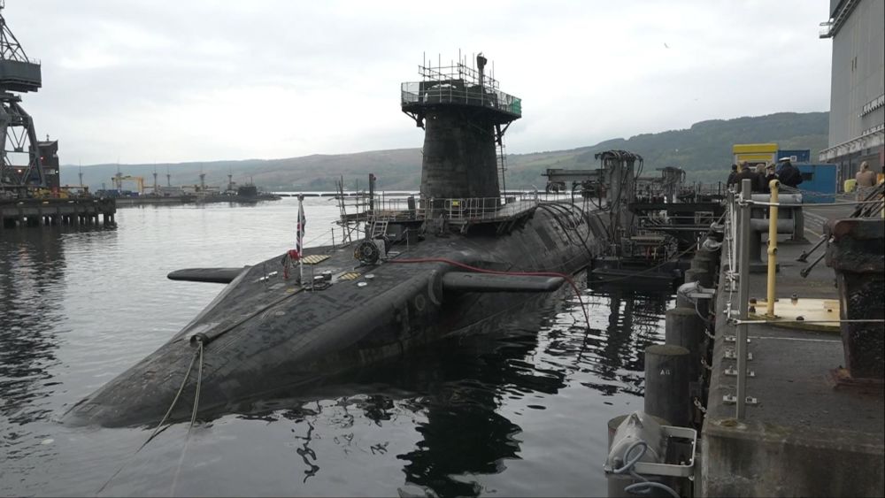 在克莱德基地维护中的一艘前卫