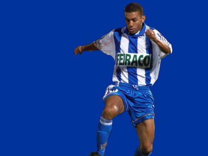 骑在贝利肩上玩的巴西天才,20年前违约金高达一亿却头顶主教练关门弟