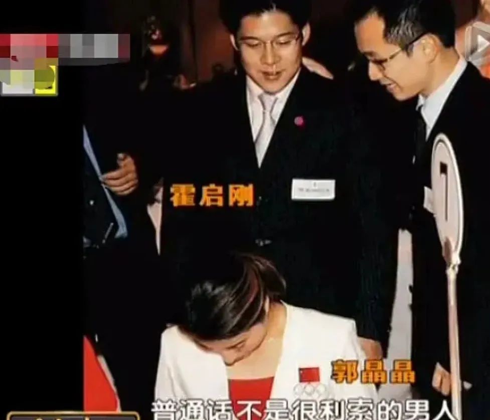 霍启刚夫妇出席选举会结婚8年恩爱如初曾为郭晶晶当街打架