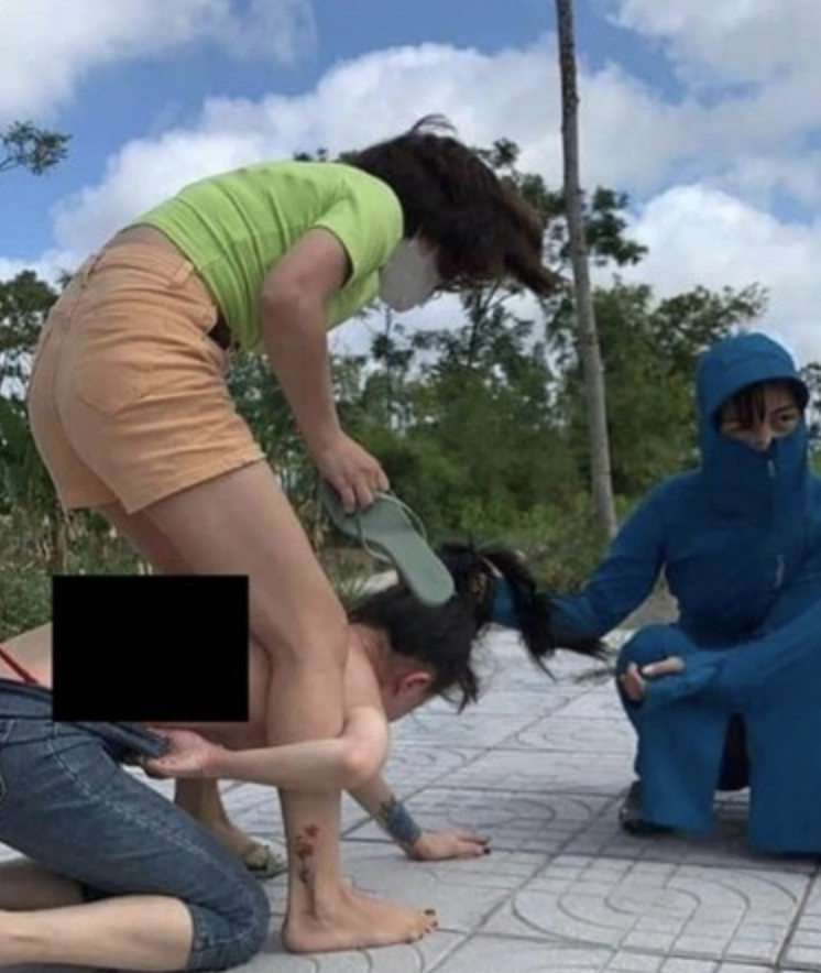 小三|女子带着朋友当街暴打小三 扒光其上衣