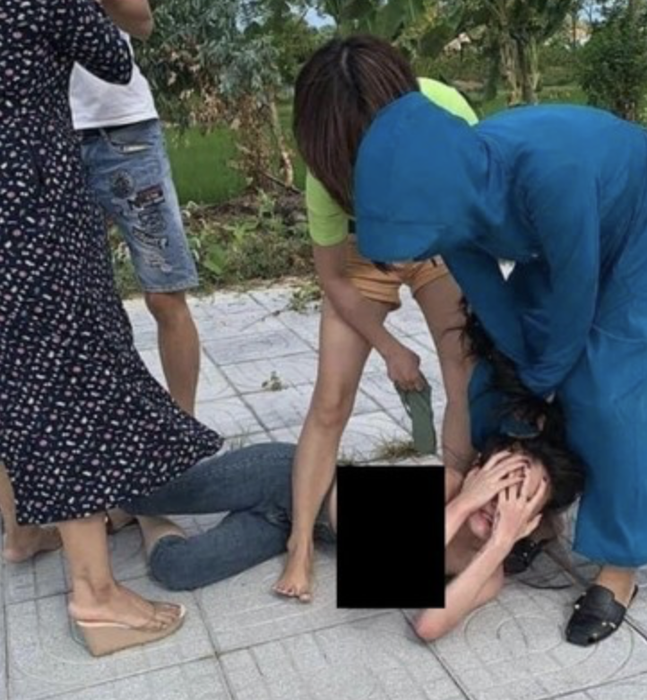 小三|女子带着朋友当街暴打小三 扒光其上衣