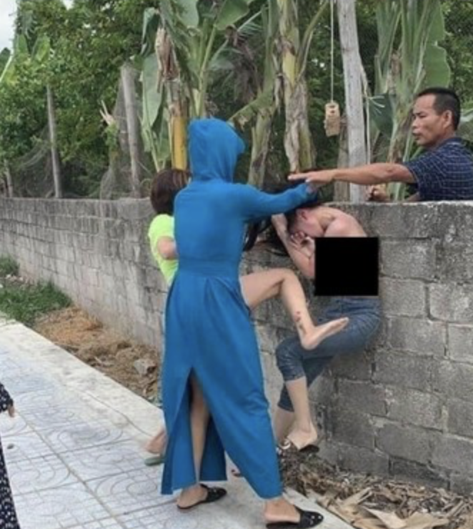 小三|女子带着朋友当街暴打小三 扒光其上衣