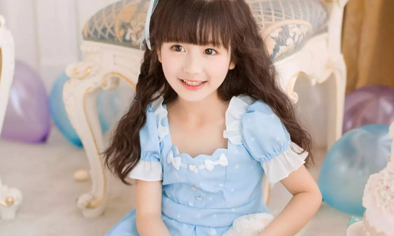 她因颜值太高童星出道;年仅11岁做模特,浓妆成为家常便饭