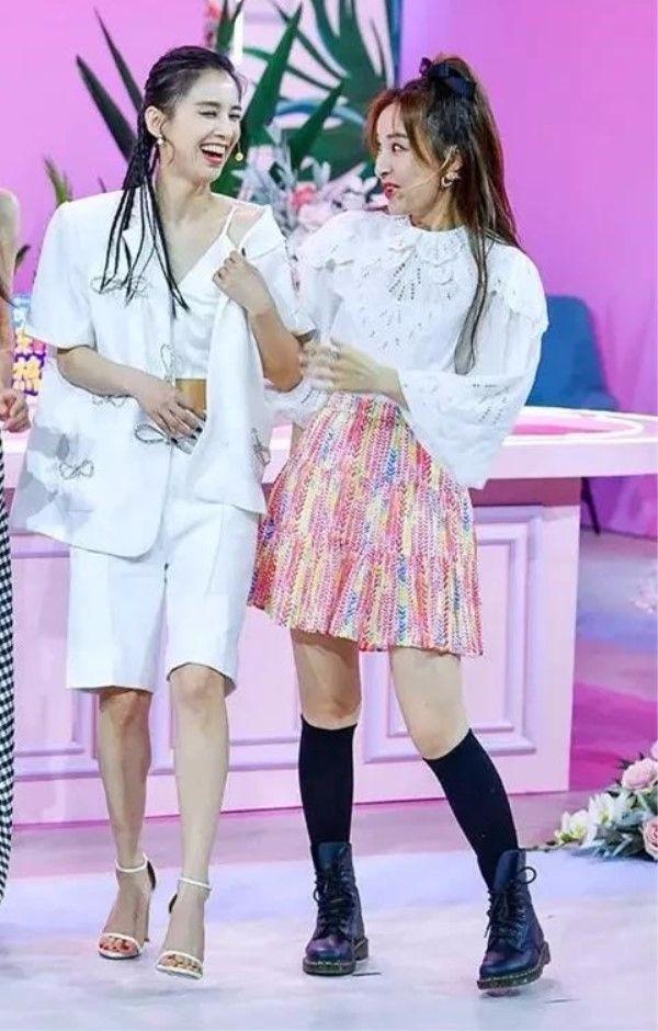 黄圣依到底有多矮踩10厘米高跟鞋跟穿着平底鞋的吴昕一般高