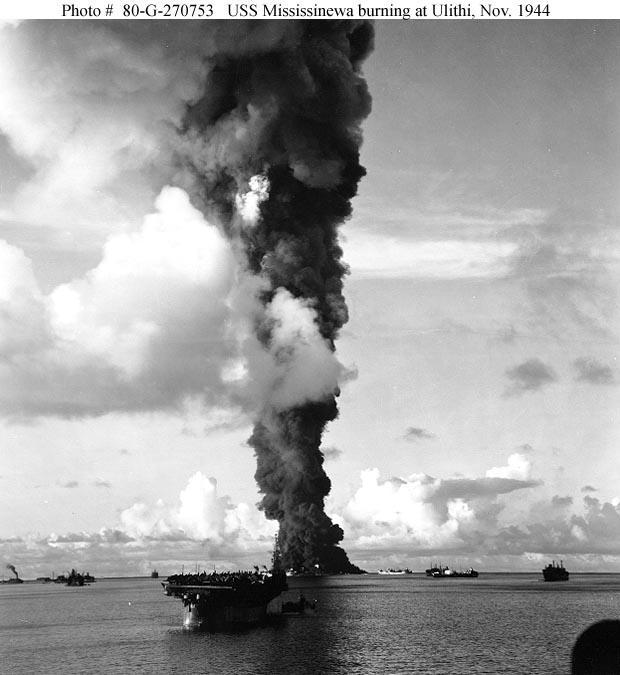 "密西西比尼瓦"号起火和弹药殉爆后产生了异常浓烈高大的烟柱,即使