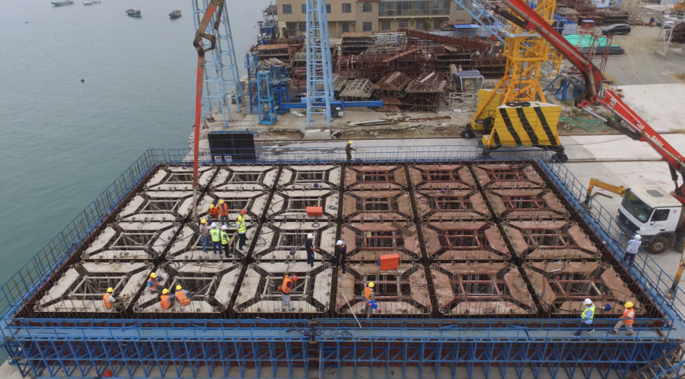 據中建築港項目總工張雨介紹,女島港升級改造項目為重力式沉箱墩式