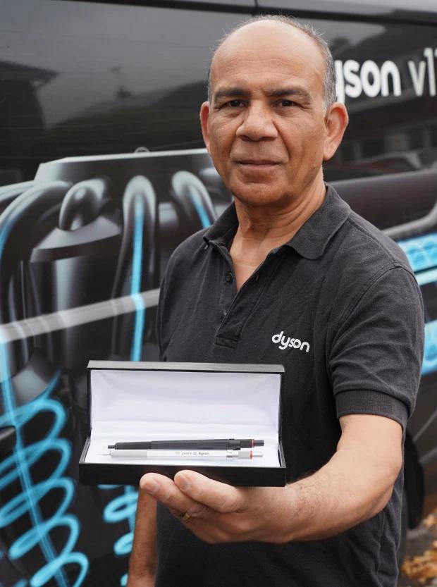 工程师|英工程师为公司奉献20年，疫情期间被裁，补偿仅为两支自动铅笔