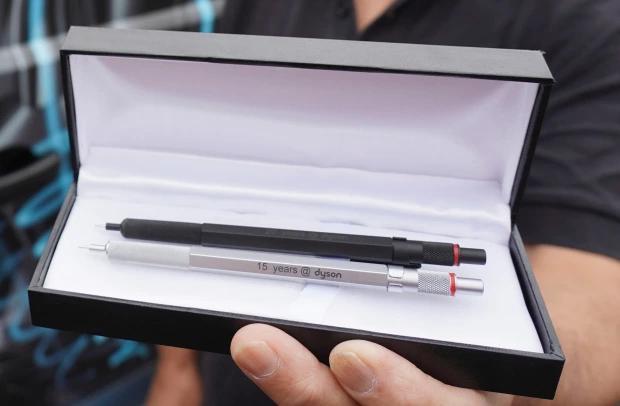 工程师|英工程师为公司奉献20年，疫情期间被裁，补偿仅为两支自动铅笔