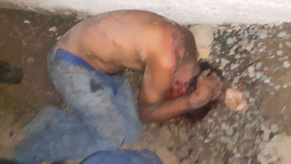 卡特兰|居民发现4岁男孩只穿着短裤的尸体后，将绑走他的男子活活打死