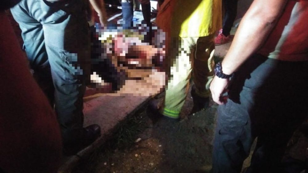 卡特兰|居民发现4岁男孩只穿着短裤的尸体后，将绑走他的男子活活打死