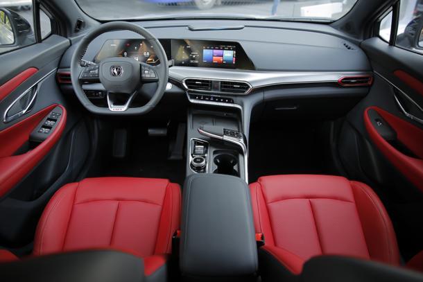 试驾长安uni-t:高颜 高配置,10万出头的车开出20万的范儿