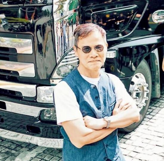 戴着墨镜,头发花白面容消瘦,好久没有现身的罗大佑状态不是很好,小