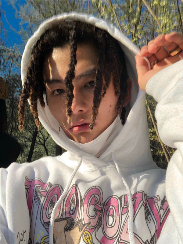 也难怪网友不太熟悉孩子王,在说唱领域孩子王也是刚刚兴起的一位新锐