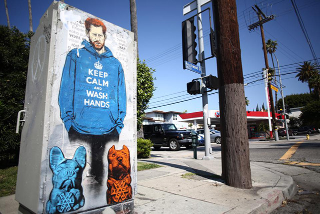 哈里王子|又双叒叕被群嘲，在梅根的“教导下”，哈里活成“傻瓜本瓜”