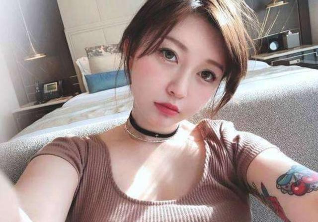 当然了,现今冯溪还是会日常分享自己的写真照,大长腿和s曲线还是一如