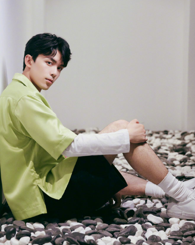 为啥吴磊一直不拿白袜炫腿?看到他穿出的腿,女粉:感觉要崩溃了