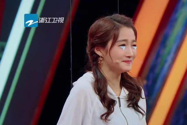 同样是挨着爸爸坐看清关晓彤和郑爽的坐姿家教差距一目了然