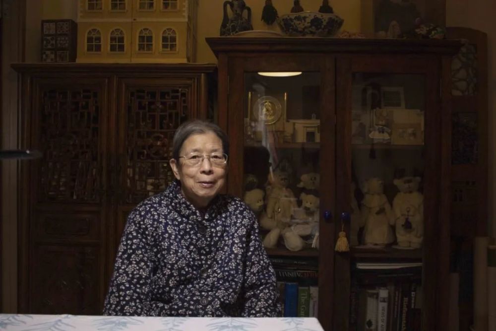 西西|沉迷“爬格子”游戏七十年，西西撬动十八世纪历史的天空