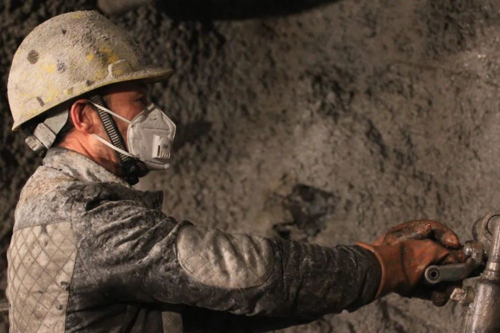 尘肺病|肺里灌满白水泥？7旬大爷呼吸困难，竟是因为年轻时……