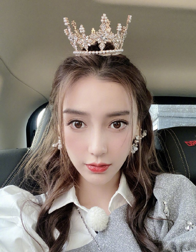angelababy化身在逃公主头戴皇冠穿着华丽颜值比六年前更美