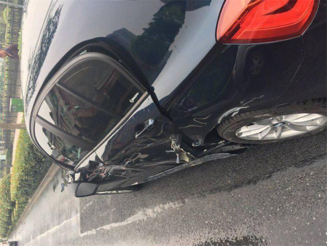 试驾宝马车时被大货车剐蹭,4s店:要么赔钱,要么折损12万买走!