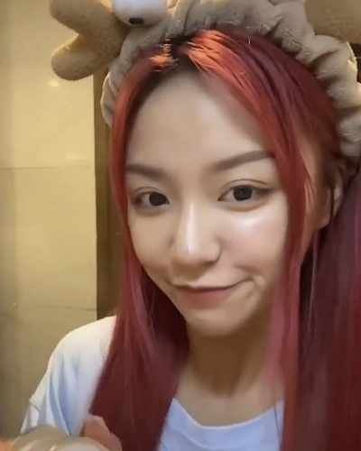 终于找到了一个她素颜出镜的照片,原以为像刀小刀这么高颜值的女孩