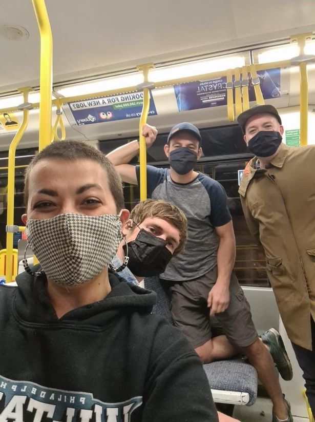 英国_社会|英国夫妇因一句随口夸奖被一群孩子追打，头部连缝数针大呼可怕