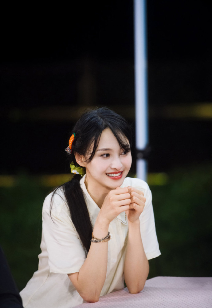 郑爽太可爱了,穿米黄色衬衫配胡萝卜发卡,双颊鼓起比小朋友还萌