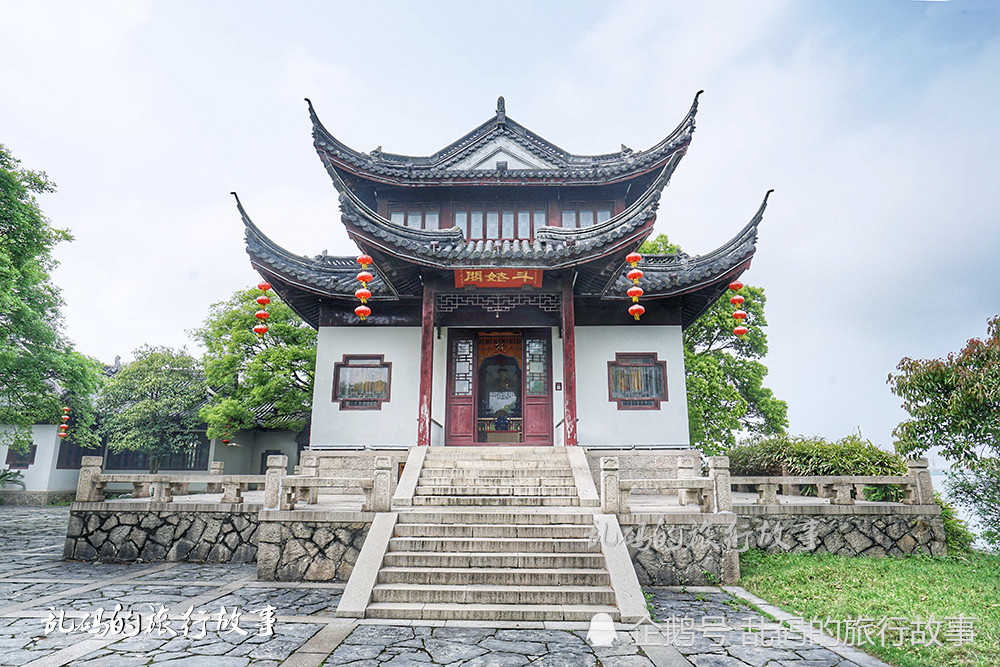 坐落在东侧堤岸上的斗姆阁,与文昌阁隔池相望,阁内供奉着道教神话中