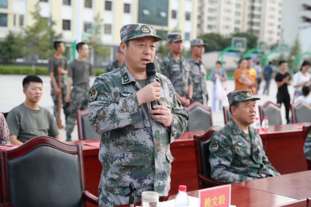 战区陆军曹益民参谋长为"奋斗狮"点睛战区陆军刘茂杰副政委为"奉献狮"