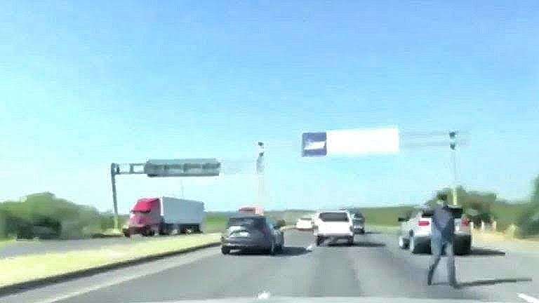 塔毛利帕斯州|贩毒集团在公路上设路障，拿冲锋枪逼迫来往车辆交“过路费”