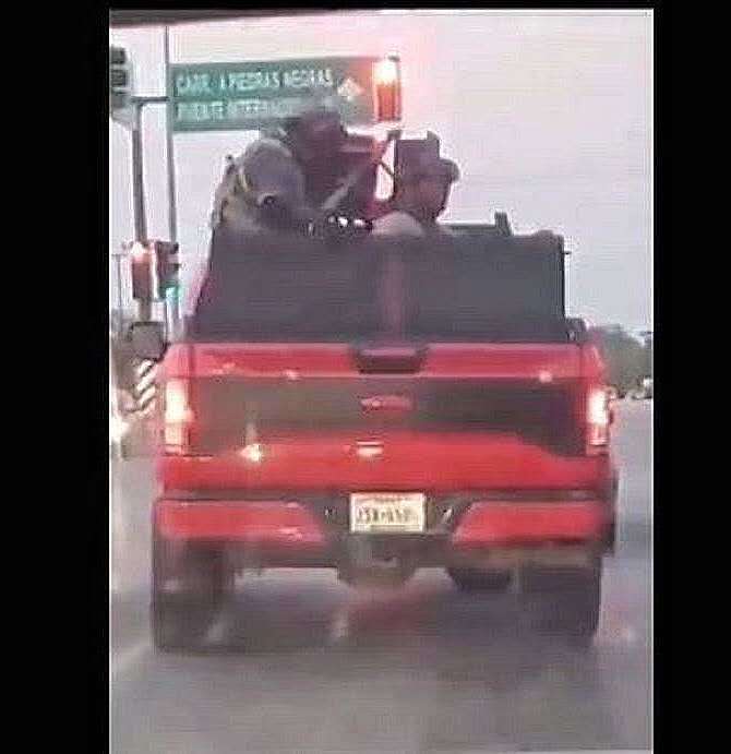 塔毛利帕斯州|贩毒集团在公路上设路障，拿冲锋枪逼迫来往车辆交“过路费”