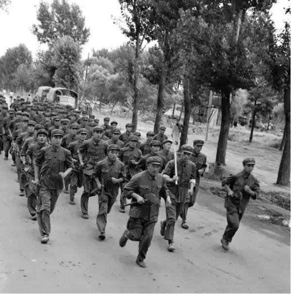 建军节:致敬唐山大地震中的解放军