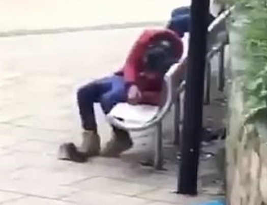 吸毒者|英国城市街头躺着数名吸毒者，身体歪斜如行尸走肉的僵尸