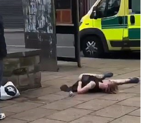 吸毒者|英国城市街头躺着数名吸毒者，身体歪斜如行尸走肉的僵尸