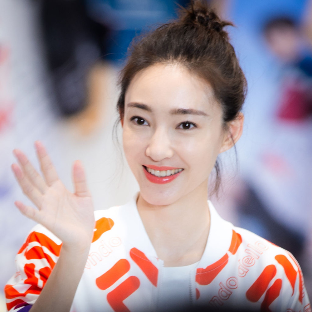 王丽坤扎丸子头造型青春靓丽带粉丝跳无价之姐闪耀律动