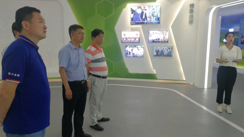 展厅由企业文化,发展历程,业务板块,领导关怀等展示区域组成,通过实物