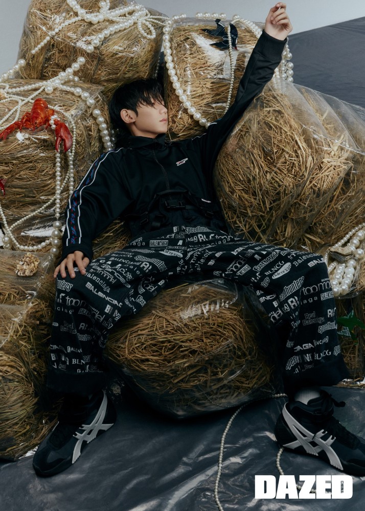 王源酷飒大片凌厉眼神尽显利落型格