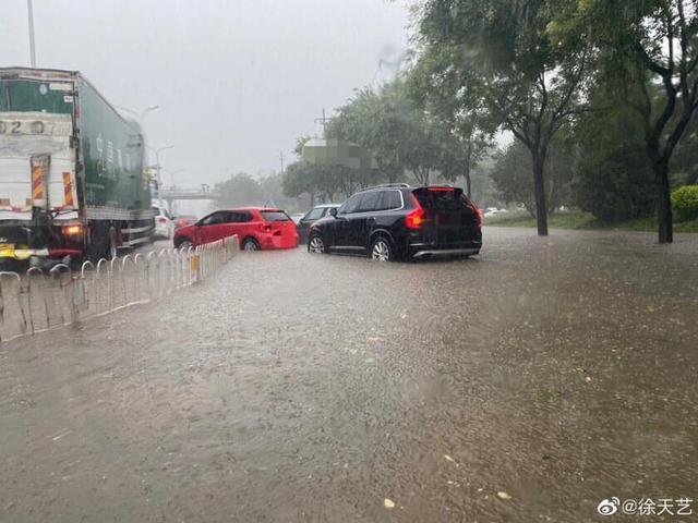 故宫|北京突降暴雨，故宫再现九龙吐水，网友：我们是在一个北京吗？