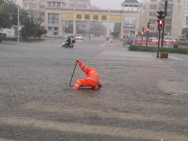 故宫|北京突降暴雨，故宫再现九龙吐水，网友：我们是在一个北京吗？