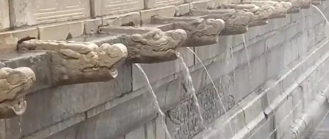 故宫|北京突降暴雨，故宫再现九龙吐水，网友：我们是在一个北京吗？