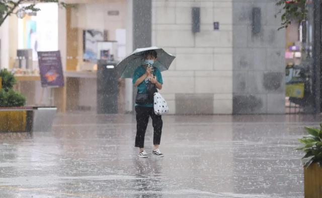 故宫|北京突降暴雨，故宫再现九龙吐水，网友：我们是在一个北京吗？
