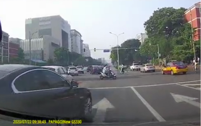 朝阳交通支队|车牌“戴”手套、豪车任性违停……这些被举报的行为已查处