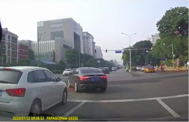 朝阳交通支队|车牌“戴”手套、豪车任性违停……这些被举报的行为已查处